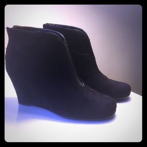 Adorable Aerosoles suede wedge bootie